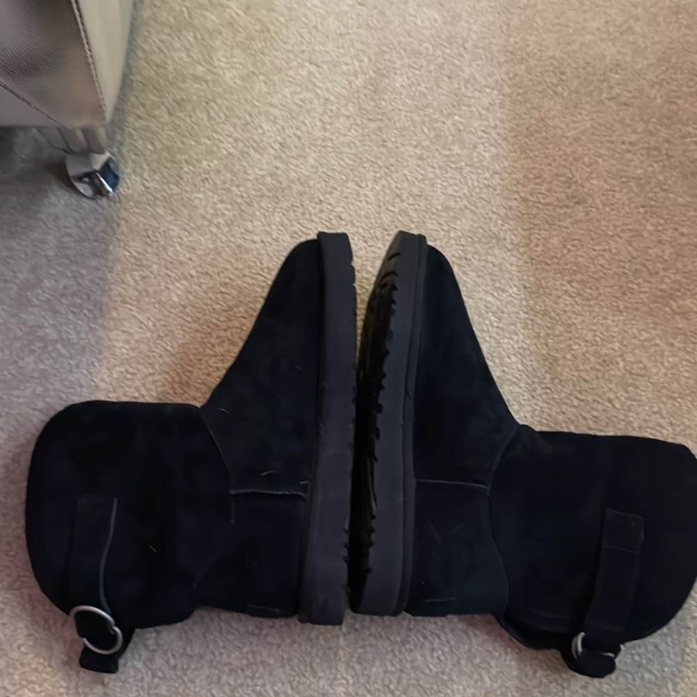 UGG black buckle boots